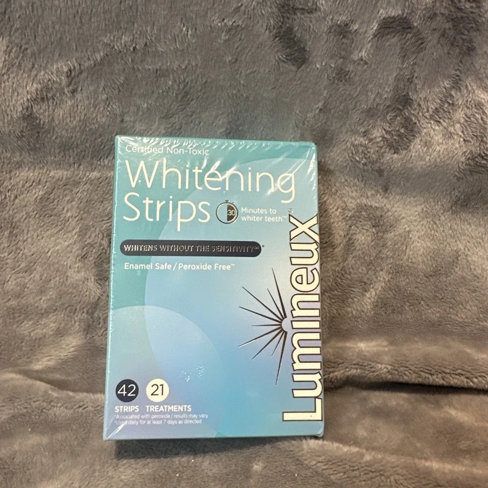 Lumineux Teeth Whitening Strips (42 Strips = 21 Treatments) (EXP. 8/25)
